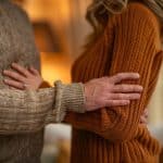 L'impact du geste d'un homme touchant le bras d'une femme : analyse et perceptions